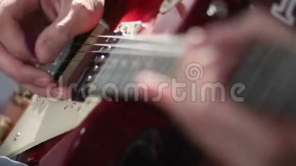 吉他手在电吉他弦上弹奏视频的预览图