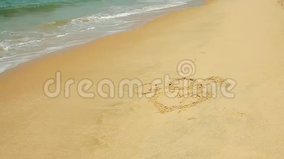波浪与铭文接触沙子视频的预览图