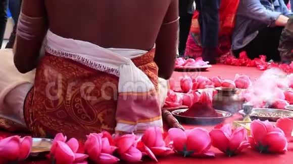 印度婚礼传统民族结婚仪式的装饰品视频的预览图