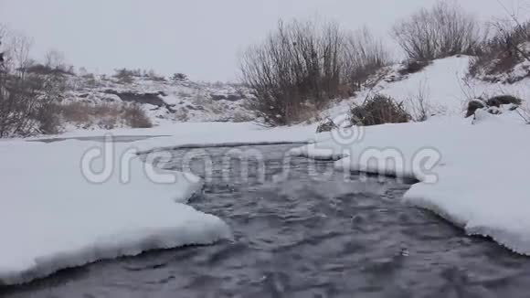 在冬季河流中快速流动视频的预览图