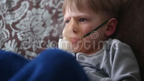 孩子用特殊的面罩吸入视频的预览图