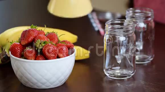 把草莓倒入玻璃杯里的冰沙视频的预览图