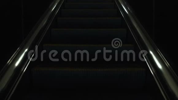 地铁自动扶梯楼梯周围有柔和照明视频的预览图