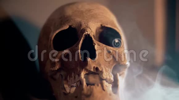 黑眼睛布满白烟的骷髅视频的预览图