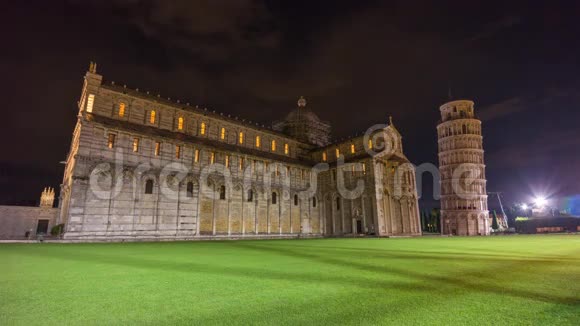 夜间著名的比萨大教堂和杜莫塔广场侧面全景4k时间流逝意大利视频的预览图