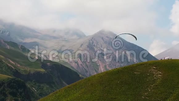 滑翔伞飞越惊人的山脉视频的预览图