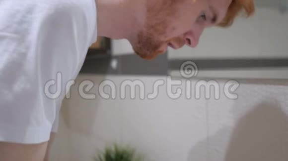 红发男子在洗手池洗脸洗手间视频的预览图