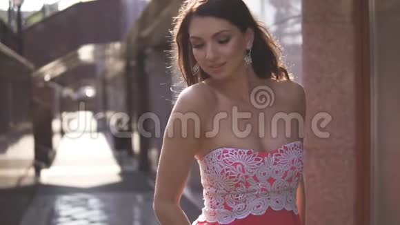 一个东相的女孩穿过城市的肖像穿着漂亮晚礼服的女孩布布布布视频的预览图