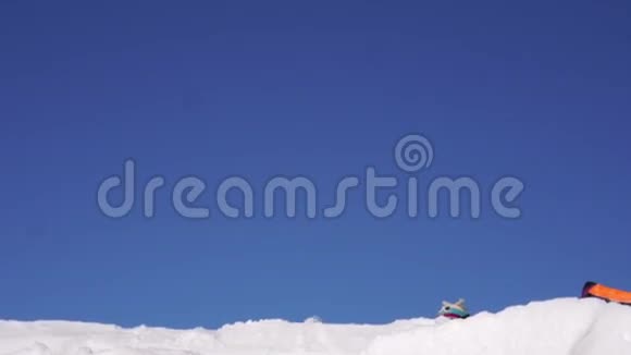 一群玩雪山的滑雪者视频的预览图