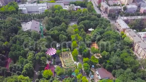 阳光明媚的一天美丽的城市公园剪辑带景点的公园顶景视频的预览图