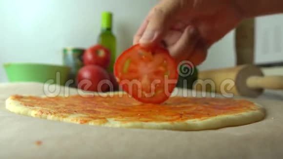 把番茄片放在披萨基地烹饪部分套餐4K近距离射击视频的预览图