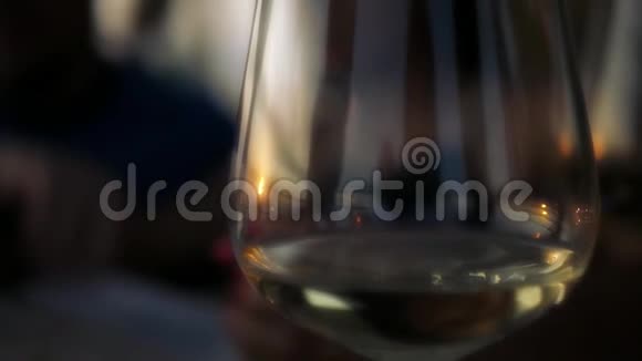 一杯细长的葡萄酒上面有规律的反映高清1920x1080慢动作视频的预览图