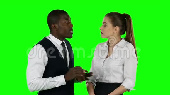 商人与女商人争吵在白色背景上视频的预览图
