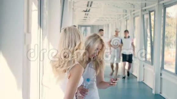 男人在窗户附近和女孩交流视频的预览图