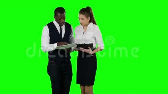 商人向女人展示新的信息绿色屏幕视频的预览图