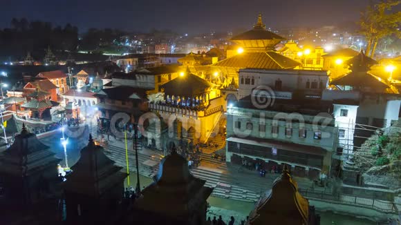 在加德满都普舒帕蒂纳特举行的火化仪式印度教火葬仪式晚上在尼泊尔帕苏帕蒂纳特寺视频的预览图
