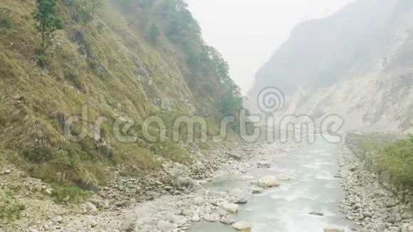 尼泊尔山脉之间的河流玛纳斯鲁巡回跋涉视频的预览图