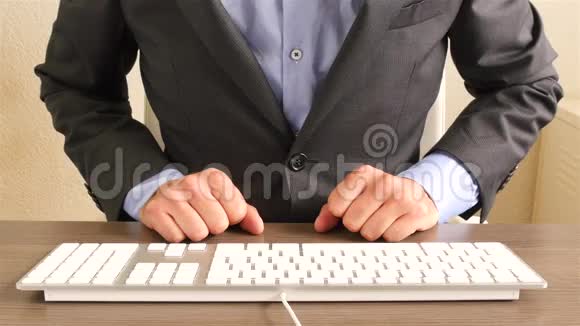 商人黑色西装打字键盘视频的预览图