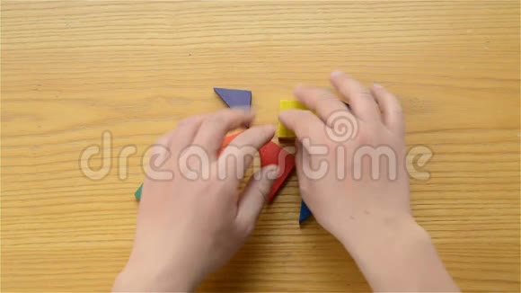 一个人在玩木制的缠结制作出不同形状的狐狸五个夹子视频的预览图