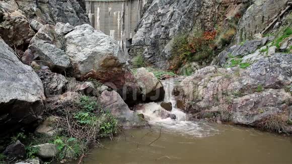 科英布拉区潘皮尔霍萨达塞拉市ZAzere河圣卢齐亚大坝的大石头和一条小溪视频的预览图