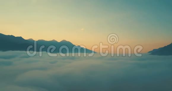 在日落4K时空中飞人飞越山脉视频的预览图
