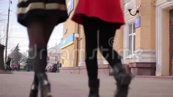 女孩们走在街上视频的预览图