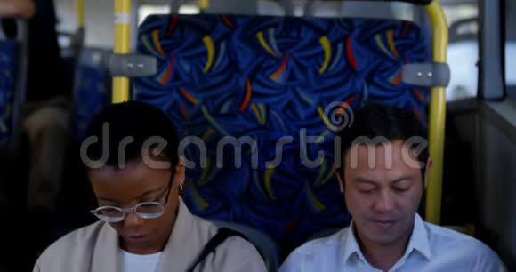 乘坐4k公共汽车时男性通勤者听耳机音乐视频的预览图