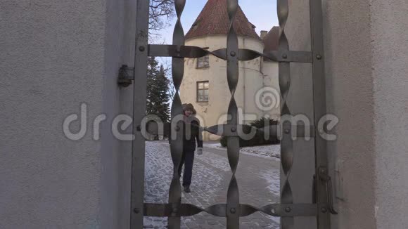 徒步旅行者打开中世纪城堡附近的大门视频的预览图