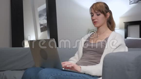在卧室里用笔记本电脑工作的女人视频的预览图