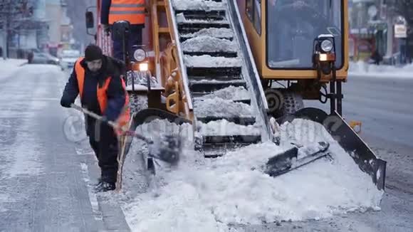 市政除雪机从街道上抓雪视频的预览图