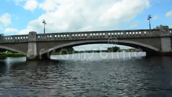 桥下乘船视频的预览图