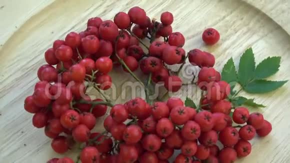 在木盘中旋转的红罗万浆果视频的预览图