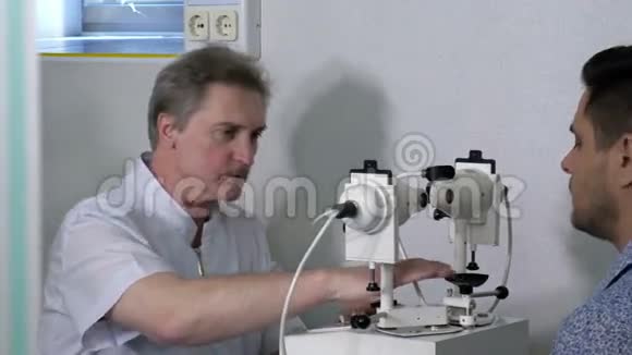 资深验光师为病人做视力测试视频的预览图