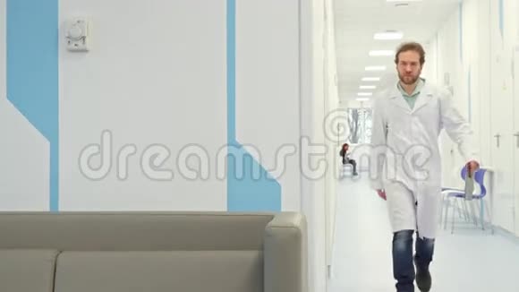 医生坐在他同事旁边视频的预览图