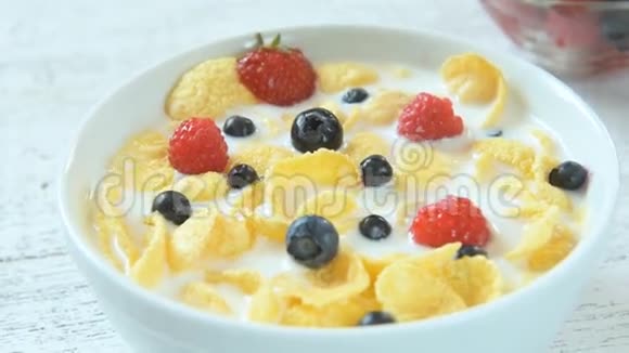 早餐提供新鲜浆果蜂蜜和牛奶的麦片粥特写视频的预览图