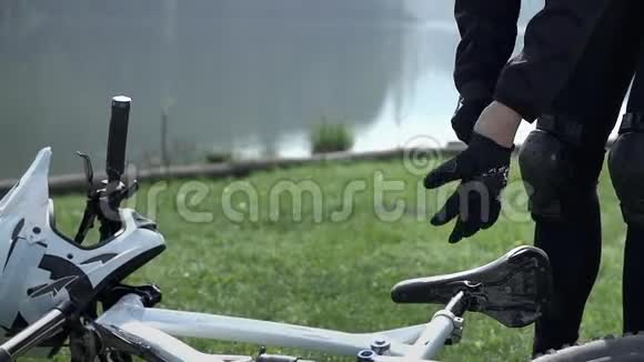 拿起自行车在湖边开车视频的预览图