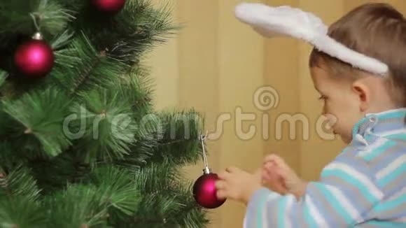 小孩装饰圣诞树视频的预览图