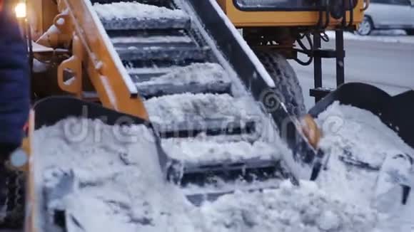 市政除雪机从街道上抓雪视频的预览图