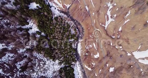 空中飞行在黄山谷和森林秋天的小溪上空建立户外雪野自然景观视频的预览图