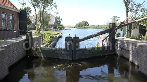 荷兰景观中的老水坝和运河视频的预览图