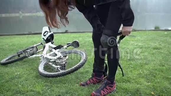 为自行车下坡设置膝盖保护视频的预览图