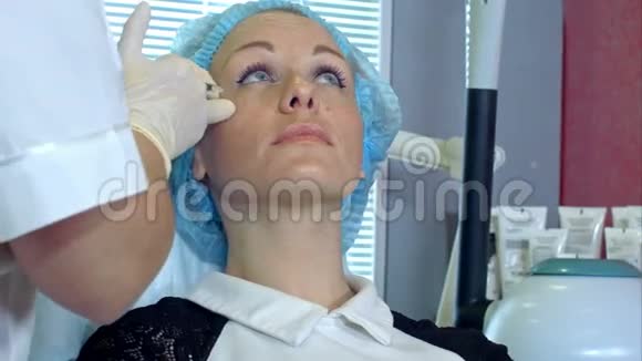 美容师的手在脸上注射视频的预览图