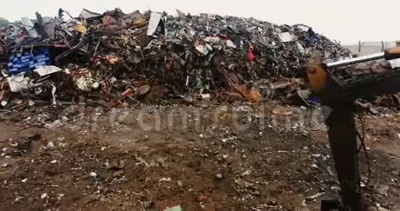 废料场4k的生锈金属碎片视频的预览图