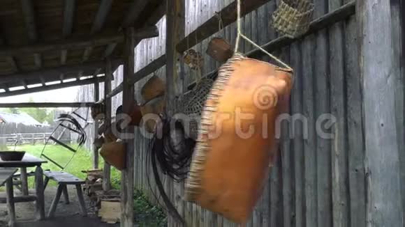 殖民地时代的物品悬挂在比姆斯视频的预览图