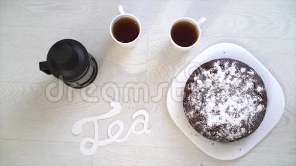 两个杯子一个茶壶一个馅饼和一个铭文茶视频的预览图