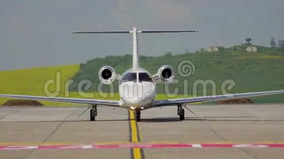 私人飞机降落在多瑙河三角洲国际机场的正面视频的预览图