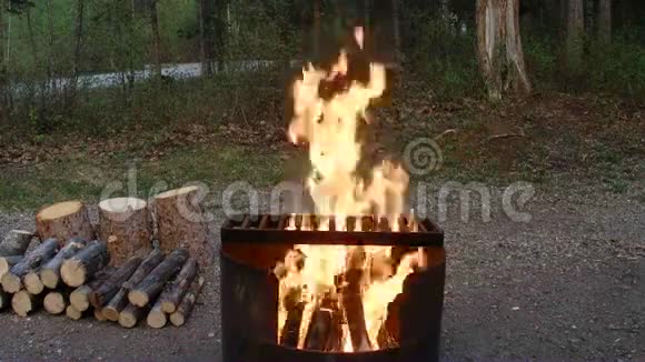 尤孔地区熊熊燃烧的篝火视频的预览图