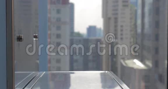 在曼谷泰国的房间里有一个架子镜子上放着两条折叠的毛巾视频的预览图