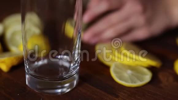 准备柠檬水视频的预览图