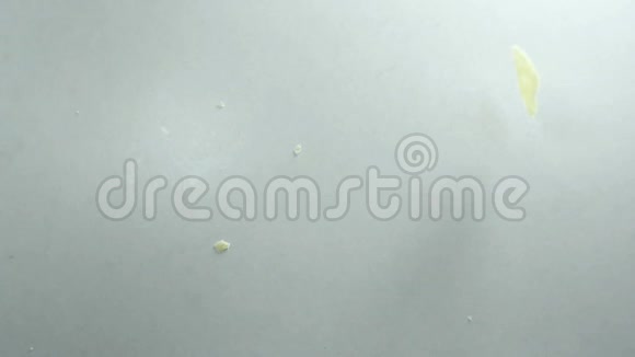 落下来的土豆片在白色背景下用高速相机慢速拍摄视频的预览图